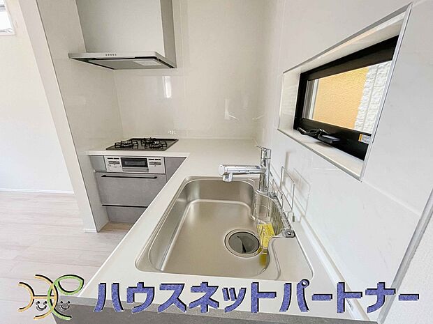 人工大理石のワークトップやシンクは、水を流しただけできれいになったように見えます。白いキッチンは明るく清潔感があり、とっても素敵です。