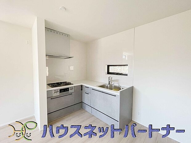 三口コンロで料理の幅を拡げてくれる使いやすいシステムキッチンを採用。洗い場も大きいので野菜や食器を洗ったりする際にも捗り、奥様の強い味方となってくれるはずです。