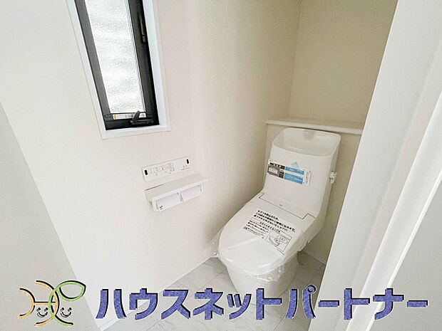 小窓を設置する事により明るく、通気性の良いトイレとなっております。中はゆとりのある大きさを確保しておりますので、ゆったりとお使い頂けます。