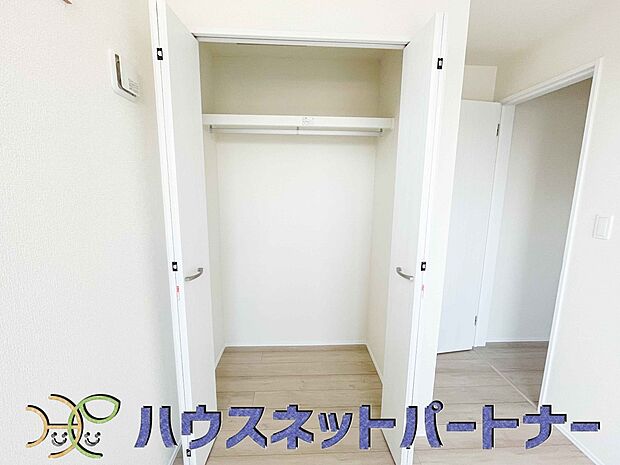 壁面クローゼットのメリットは、衣類が横一列に並ぶためひと目で洋服が選びやすいこと。衣類をたくさんお持ちの方も、限られたスペース内に無理なく収納することができます。