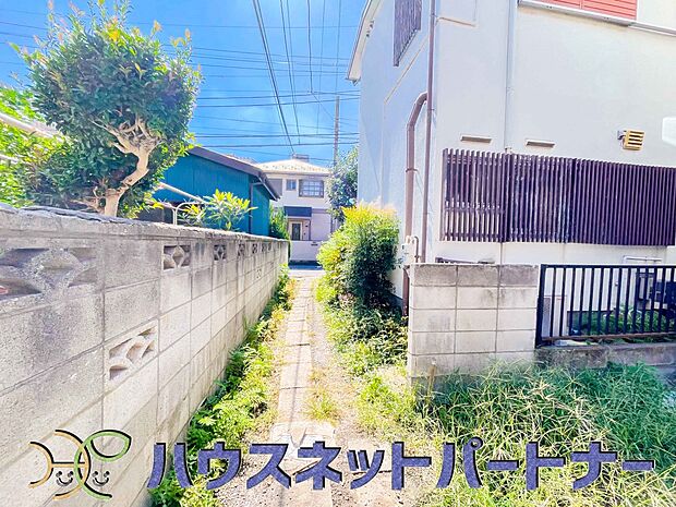 季節感を演出する多彩な樹木と豊かな彩りが重なり、四季折々の変化を楽しめる心地よい場所となることでしょう。時間の経過と共に味わいが出る素敵な空間へ。