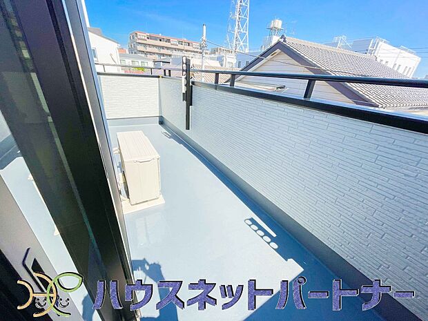 青い空が近くに感じるバルコニーは、爽やかな風をお部屋へ運んでくれます。