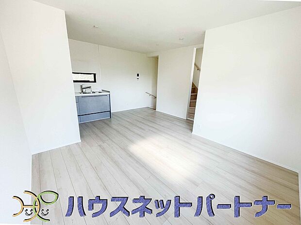 リビングは、食事スペースと寛げる場所設けてもまだ余裕の広さ。明るい光が照らしてくれます。