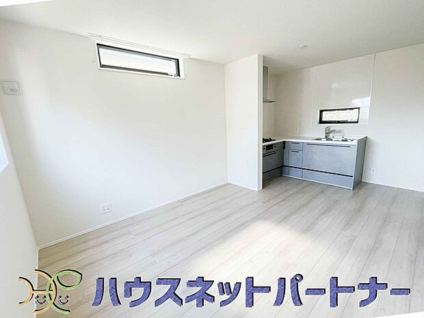 明るく開放的なダイニング。家族とのコミュニケーションが取りやすく、みんなの笑顔が溢れます