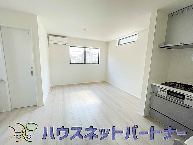 通風・採光に優れ、心地よい光と風が溢れています。 贅沢で豊かな居住性と、プライドを満たすクオリティが見事に調和した住空間。新築ならではの快適なひとときをご体感頂ける筈です。