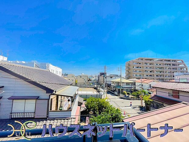 周辺は高い建物が無く、解放感が感じられます。