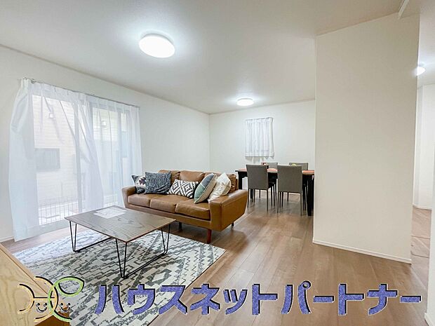 太陽の光が照らす明るいリビングは、開放感があり通風・採光に優れ、心地よい光と風が舞い込んできます。心休まるリビングは何よりも快適な時間を過ごせます。