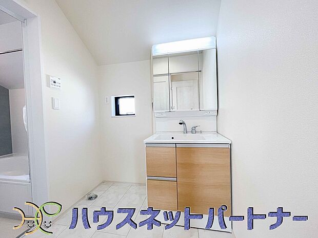 大きく見やすい三面鏡で清潔感ある洗面台は、身だしなみチェックや肌のお手入れに最適です。何かと物が増える場所だからこそ、スッキリと見映えの良い空間に拵えました。