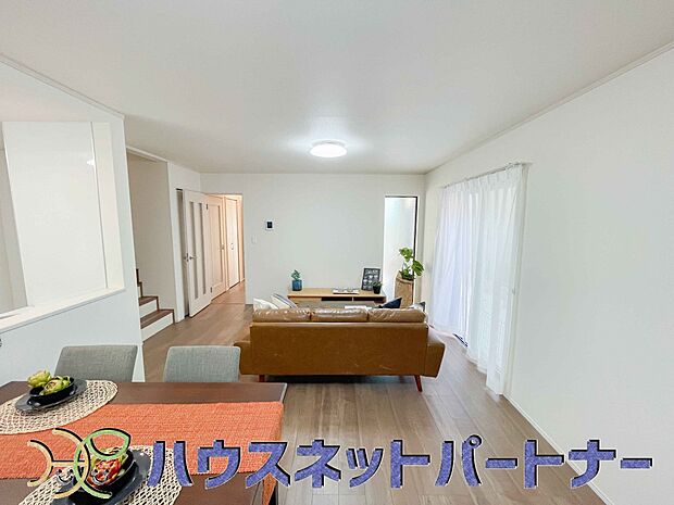リビングは、食事スペースと寛げる場所設けてもまだ余裕の広さ。明るい光が照らしてくれます。