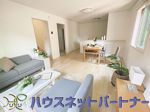 太陽の光が照らす明るいリビングは、開放感があり通風・採光に優れ、心地よい光と風が舞い込んできます。心休まるリビングは何よりも快適な時間を過ごせます。