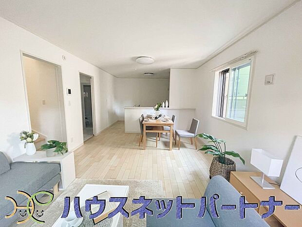 整然とした空間演出、快適な理想の暮らしの実現は家のみの拘りではなく、そこで暮らす方々にとって素敵な環境であることも挙げられると思います。四季折々の変化が奏でる鼓動を楽しんで下さい。