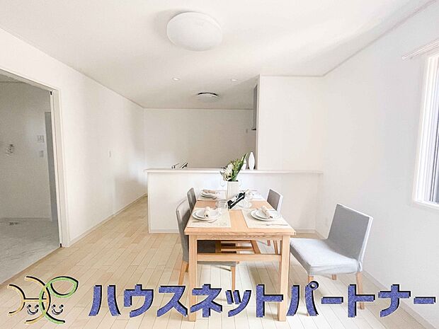 キッチンカウンターがあると配膳が楽なことがメリットの一つ。後片付けをするときも、ダイニングテーブルからあまり動かずに流し台へ運ぶことができるので便利です♪