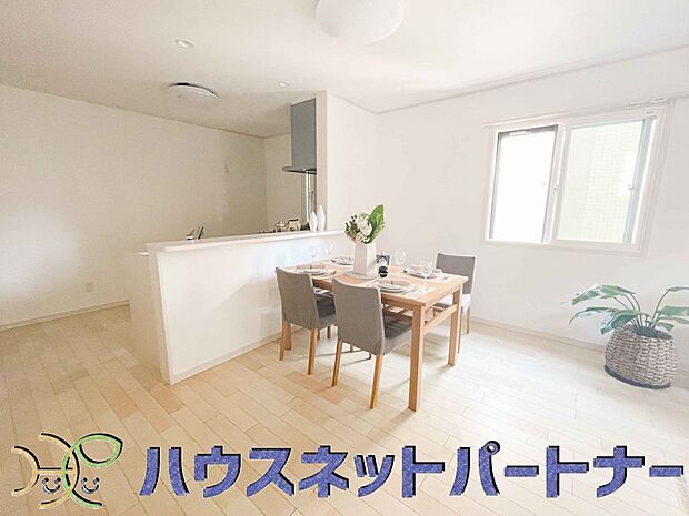 キッチンカウンターがあると配膳が楽なことがメリットの一つ。後片付けをするときも、ダイニングテーブルからあまり動かずに流し台へ運ぶことができるので便利です♪