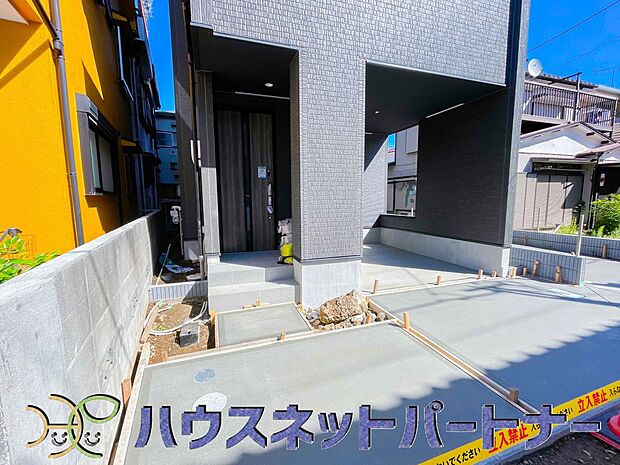 上質感漂う玄関へのアプローチ。居住者の帰り、訪れる方を優しく迎える・安らぎに満ちた生活空間を予感させる。健やかな暮らしを楽しめそう。