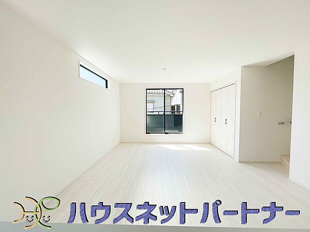 階を移動する際にリビングを通る、リビングイン階段。自然なかたちで家族が集まるため、お子様の個室が1階や3階にある場合でも、毎日の挨拶や会話が増えやすくなります。