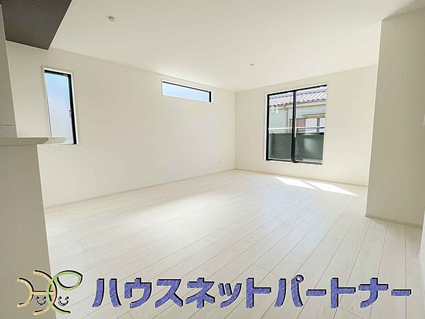 陽だまりのある光彩豊かなリビングは、何よりも快適で心休まる時間を過ごせます。