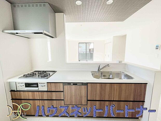 木目調のキッチンは落ち着いた雰囲気で収納もたくさん。嬉しい食洗器付です。汚れも目立ちません。