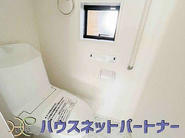 小窓を設置する事により明るく、通気性の良いトイレとなっております。中はゆとりのある大きさを確保しておりますので、ゆったりとお使い頂けます。