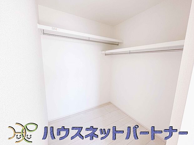 ウォークインクローゼットのメリットは、衣類の他、バッグやアクセサリーなど、身につけるものを一部屋に集めて管理できること。必要なときに見つけやすいですよ。