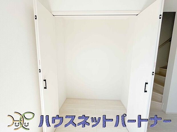 壁面クローゼットのメリットは、衣類が横一列に並ぶためひと目で洋服が選びやすいこと。衣類をたくさんお持ちの方も、限られたスペース内に無理なく収納することができます。