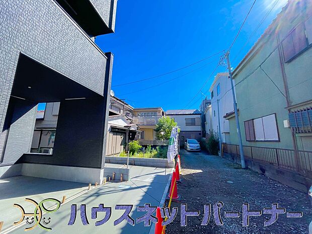 前面道路でお車を駐車するのも楽々。