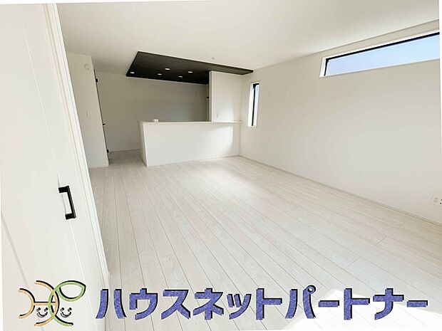 リビングは、食事スペースと寛げる場所設けてもまだ余裕の広さ。明るい光が照らしてくれます。