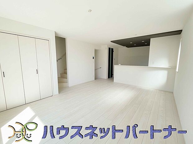 忙しい朝でも家族揃って食事をして頂ける、ゆとりある大きさのダイニングスペース。奥様の手料理をカウンター越しに受けとって頂き、テーブルで囲む素敵な時間を存分にお愉しみ下さい。