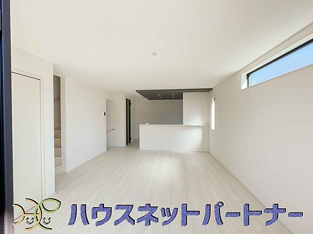 カウンターキッチンなら、リビングで遊ぶ子供の様子を見ながら料理ができるので安心です。料理を運んでもらったり、子供にお手伝いしてもらいやすいのもいいですね。