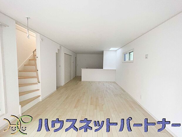 階を移動する際にリビングを通る、リビングイン階段。自然なかたちで家族が集まるため、お子様の個室が1階や3階にある場合でも、毎日の挨拶や会話が増えやすくなります。