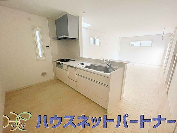 ビルトイン食器洗乾燥機完備。家事のお手伝いをしてくれる奥様の味方です。食器を洗っている間にお掃除など、様々なシーンで家事の時短に役立つ食洗機。省スペースのビルトインタイプを採用致しました。