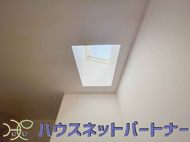 光が差し込む天窓。夜は星空が眺めてみては・・