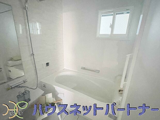 窓がある浴室は心地よいバスタイムを演出してくれます。早起きした日は朝風呂で一日のスタートも良いですね。