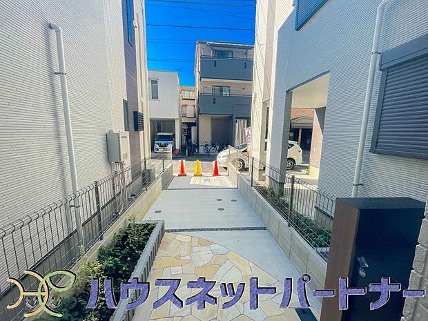 通勤や家族の送迎など、毎日の生活にマイカーが欠かせない方にとって駐車場は大事な条件。敷地内にカースペースがあれば、お出かけやお買い物の際の搬入出もらくらくです。