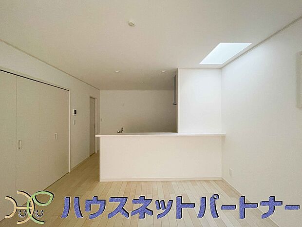 キッチンカウンターがあると配膳が楽なことがメリットの一つ。後片付けをするときも、ダイニングテーブルからあまり動かずに流し台へ運ぶことができるので便利です♪