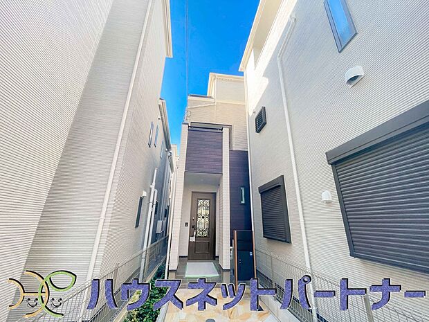 玄関前に季節のお花を置いて可愛く演出してみてはいかがですか。楽しいお家造りが待っています。