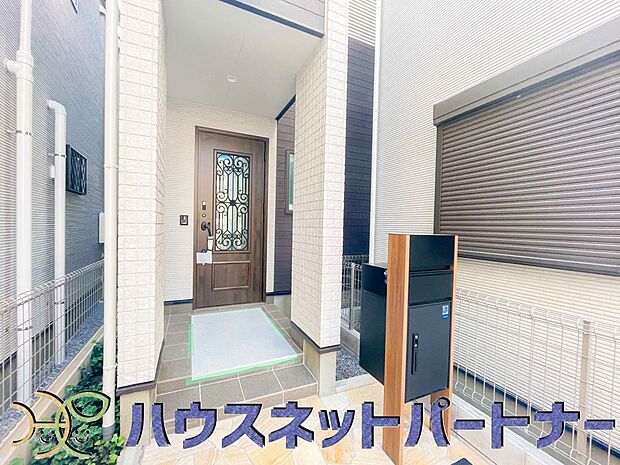 お客様も迎える玄関は高級感のある造りです。