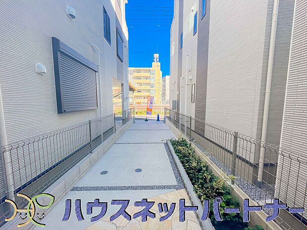 戸建ての購入を検討することになったきっかけに「駐車場を持てること」を挙げる方が多くいらっしゃいます。駐車場代金を支払続ける必要がないことは、駐車場付き戸建を持つ最大のメリットです。