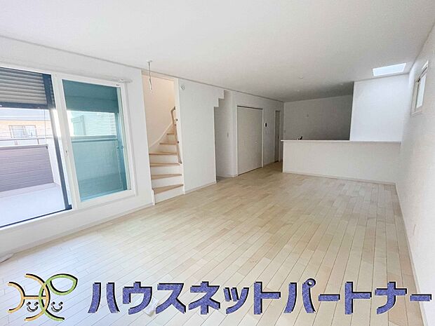 リビングは、食事スペースと寛げる場所設けてもまだ余裕の広さ。明るい光が照らしてくれます。