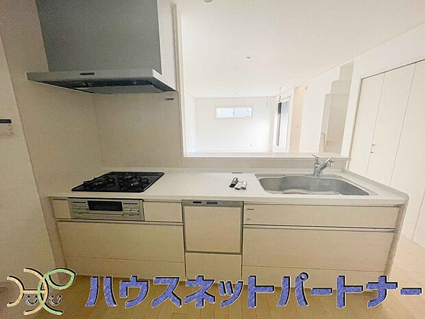 三口コンロで料理の幅を拡げてくれる使いやすいシステムキッチンを採用。洗い場も大きいので野菜や食器を洗ったりする際にも捗り、奥様の強い味方となってくれるはずです。