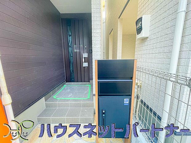 玄関の扉を開けると家族の待つお家。幸せを感じる瞬間です。