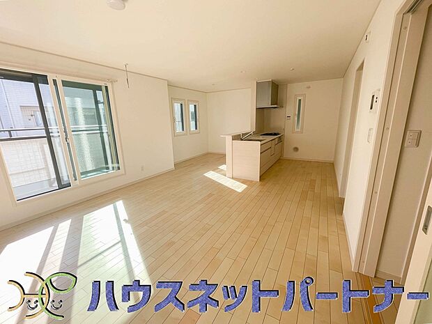 陽だまりのある光彩豊かなリビングは、何よりも快適で心休まる時間を過ごせます。