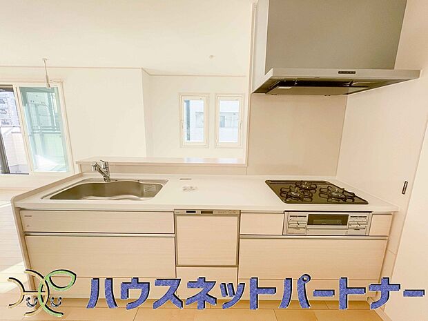 ビルトイン食器洗乾燥機完備。家事のお手伝いをしてくれる奥様の味方です。食器を洗っている間にお掃除など、様々なシーンで家事の時短に役立つ食洗機。省スペースのビルトインタイプを採用致しました。