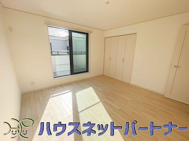 ベッドを置いて主寝室をイメージ。それでも広々してますね。