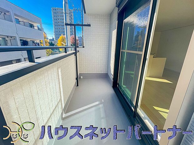 青い空が近くに感じるバルコニーは、爽やかな風をお部屋へ運んでくれます。