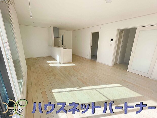 リビングは、食事スペースと寛げる場所設けてもまだ余裕の広さ。明るい光が照らしてくれます。