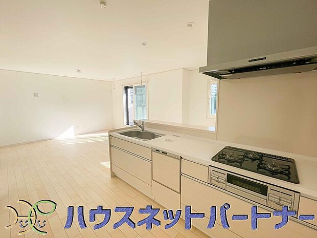 人工大理石のワークトップやシンクは、水を流しただけできれいになったように見えます。白いキッチンは明るく清潔感があり、とっても素敵です。