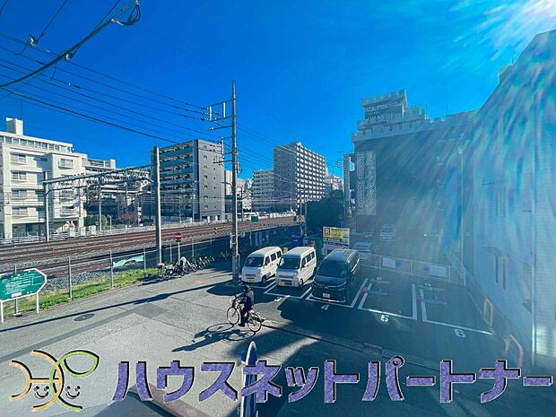 周辺は高い建物が無く、解放感が感じられます。