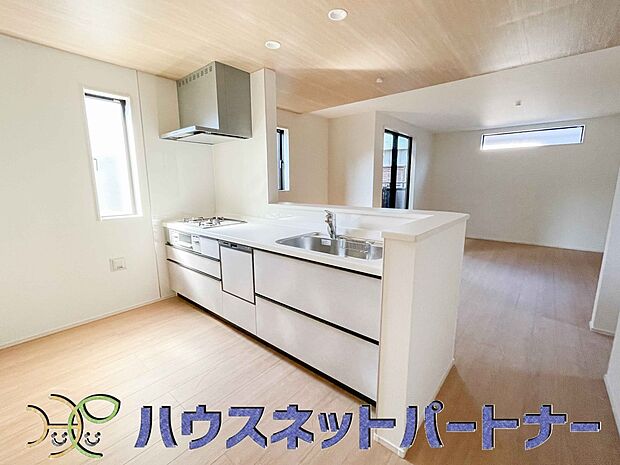 ビルトイン食器洗乾燥機完備。家事のお手伝いをしてくれる奥様の味方です。食器を洗っている間にお掃除など、様々なシーンで家事の時短に役立つ食洗機。省スペースのビルトインタイプを採用致しました。