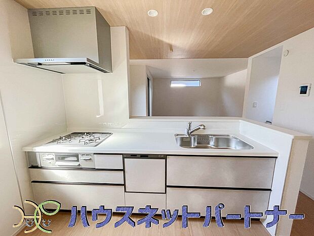 カウンターキッチンは広くて収納力もあるので、快適に料理をすることができます。食器や炊事用具を手の届くところに配置しやすいため調理もスピーディーです。