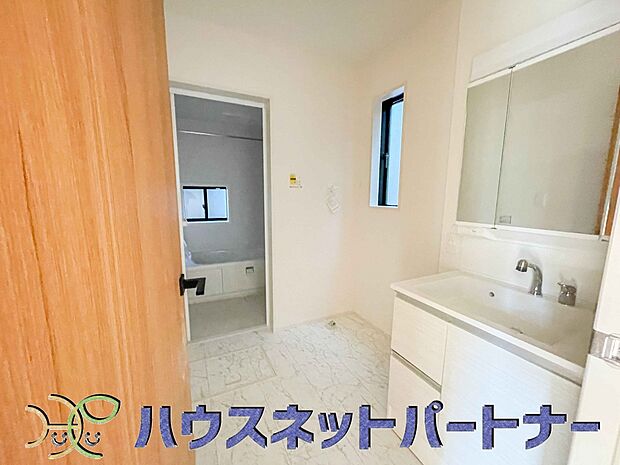 洗面室は窓の光が差し込み明るく清潔感があります。三面鏡は朝の支度が大助かり。